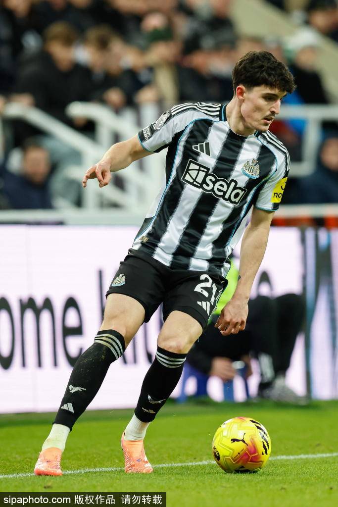 西蒙斯首球助热刺赢得三分：艰难时刻中的闪光时刻与团队精神